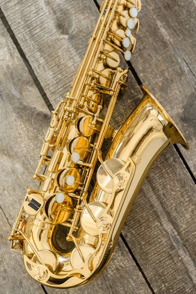 Hermoso Saxofón Dorado Sobre Fondo Madera —  Fotos de Stock