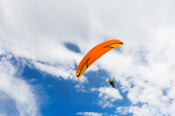 Paraplane Latający Wysoką Górę — Zdjęcie stockowe