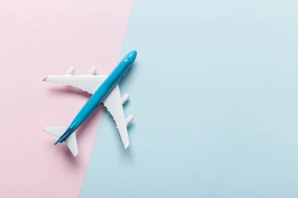 Closeup Avião Miniatura Sobre Fundo Colorido Conceito Viagem Férias — Fotografia de Stock