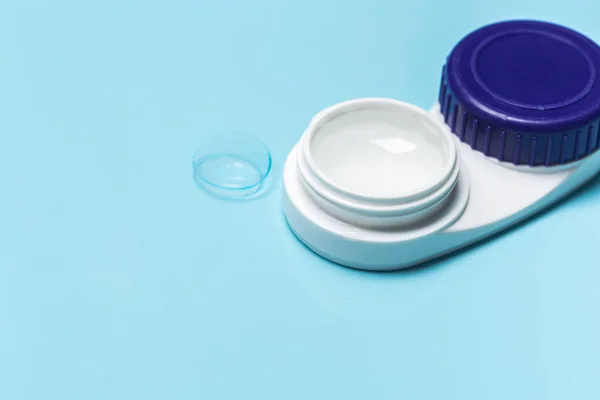 Kontaktlinse Kontaktlinsengehäuse Pinzette Auf Blauem Hintergrund — Stockfoto