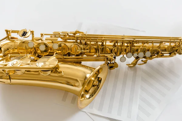 Primer Plano Del Saxofón Sobre Fondo Blanco —  Fotos de Stock