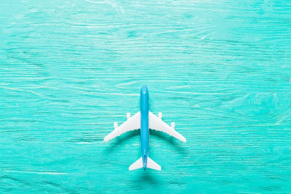 Zbliżenie Miniaturowych Samolotu Kolorowym Tle Koncepcja Podróży Lub Wakacji — Zdjęcie stockowe
