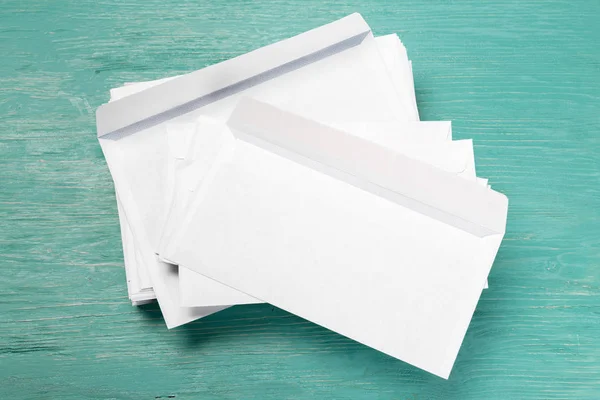 Envelopes Brancos Mesa Madeira — Fotografia de Stock