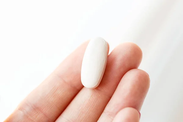 Kvinnlig Hand Som Håller Ett Piller — Stockfoto