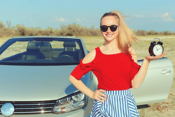 Młoda Kobieta Podczas Jazdy Samochodem Plaży — Zdjęcie stockowe