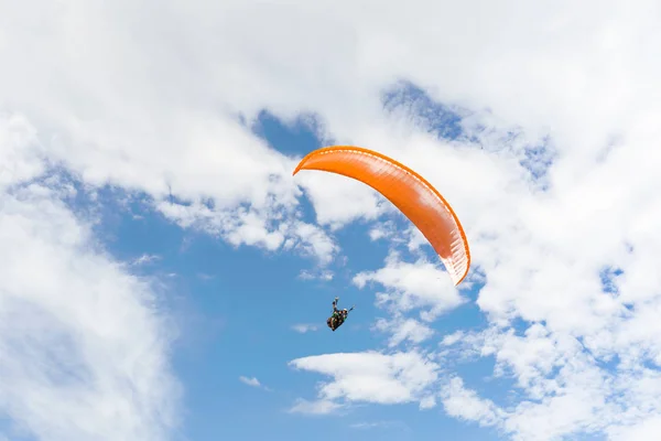 Paraplane Latający Wysoką Górę — Zdjęcie stockowe
