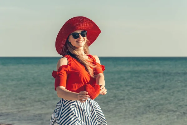 Schöne Junge Frau Genießt Sommerurlaub Strand — Stockfoto