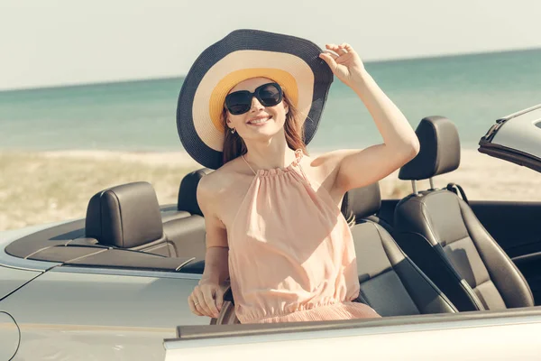 Jeune Femme Conduire Une Voiture Sur Plage — Photo