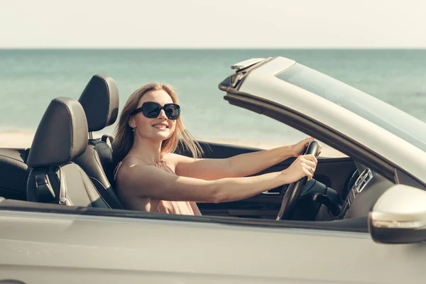 Junge Frau Fährt Auto Strand — Stockfoto