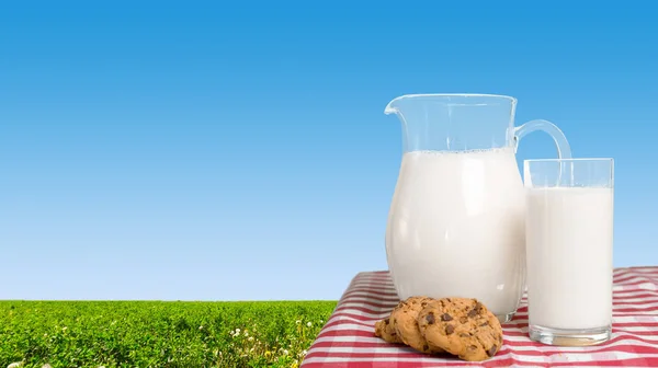 Свіже Молоко Пейзажному Фоні Столона — стокове фото