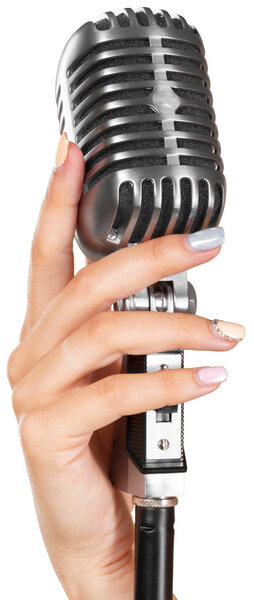 женщина держит большой ретро микрофон для пения
