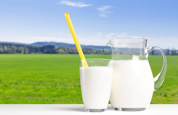 Frischmilch Auf Dem Tisch Landschaft Hintergrund — Stockfoto