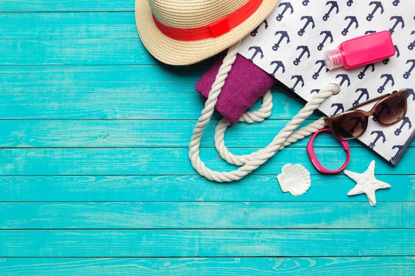 Ahşap masa üzerinde plaj aksesuarları.