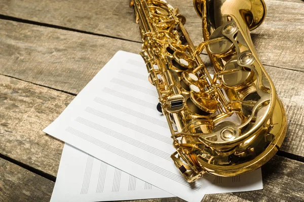 Belo Saxofone Dourado Fundo Madeira — Fotografia de Stock