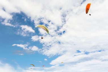 paraplanes uçan yüksek up