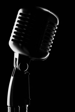siyah arka plan üzerinde Vintage mikrofon