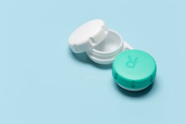 Kontakt lens, kontakt lens case, cımbız mavi zemin üzerine