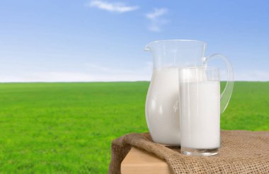 tableon manzara arka plan üzerinde taze süt