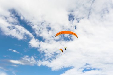 paraplanes uçan yüksek up