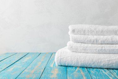 Banyo havlusu kopya alanı ile ahşap tabloda yığını