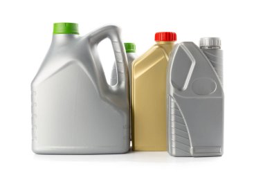 Otomobil yağlar üzerinde beyaz izole plastik şişeler