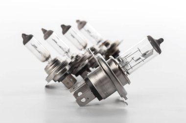 Beyaz arka plan üzerinde araba lightbulbs