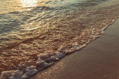 Sahilde deniz batımı olan manzara