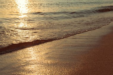 Sahilde deniz batımı olan manzara