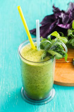 Yeşil sağlıklı sebze güler yüzlü