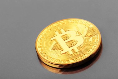 Koyu arka plan üzerinde bitcoin Görünümü Kapat