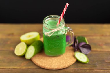 Taze yeşil smoothy içki