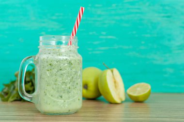 Taze yeşil smoothy içki