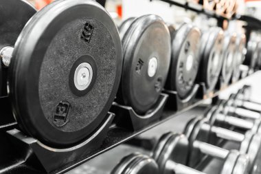 Demir dumbbells spor salonunda