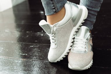 spor ayakkabı kadın bacaklarını açıp kapatın