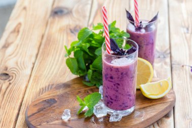 Çilek milkshake yüzlü mutfak masasında