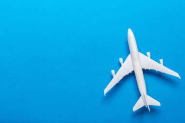 Minyatür uçak renkli arka plan üzerinde closeup. Seyahat ya da tatil kavramı
