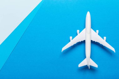 Minyatür uçak renkli arka plan üzerinde closeup. Seyahat ya da tatil kavramı