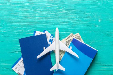 Minyatür uçak renkli arka plan üzerinde closeup. Seyahat ya da tatil kavramı