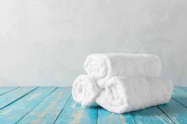 Banyo havlusu kopya alanı ile ahşap tabloda yığını