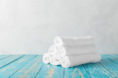 Banyo havlusu üzerinde eski püskü ahşap masa yığını 