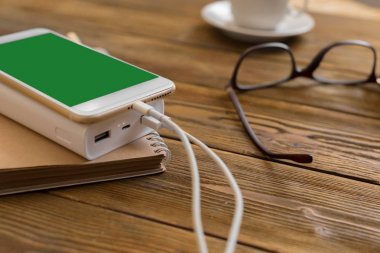 güç banka bir akıllı telefon şarj