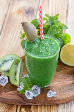 meyve ve sebze yeşil smoothie ahşap bir masa üzerinde