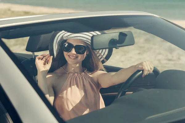 Junge Frau Fährt Auto Strand — Stockfoto