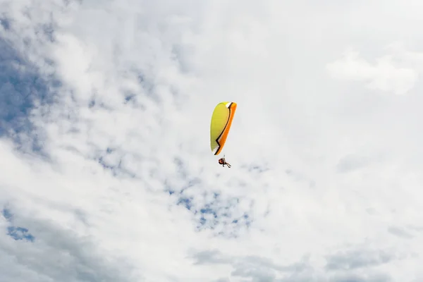 Paraplane Uçan Yüksek — Stok fotoğraf