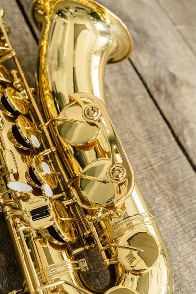 Hermoso Saxofón Dorado Sobre Fondo Madera — Foto de Stock