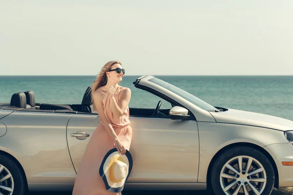 Junge Frau Fährt Auto Strand — Stockfoto