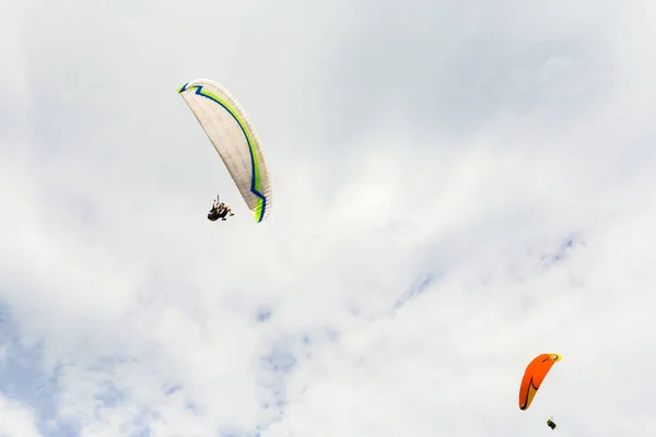 Paraplanes Uçan Yüksek — Stok fotoğraf