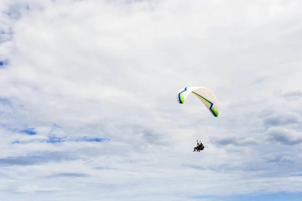 Paraplane Latający Wysoką Górę — Zdjęcie stockowe