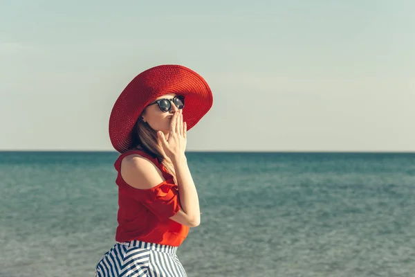 Schöne Junge Frau Genießt Sommerurlaub Strand — Stockfoto
