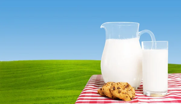 Свіже Молоко Пейзажному Фоні Столона — стокове фото